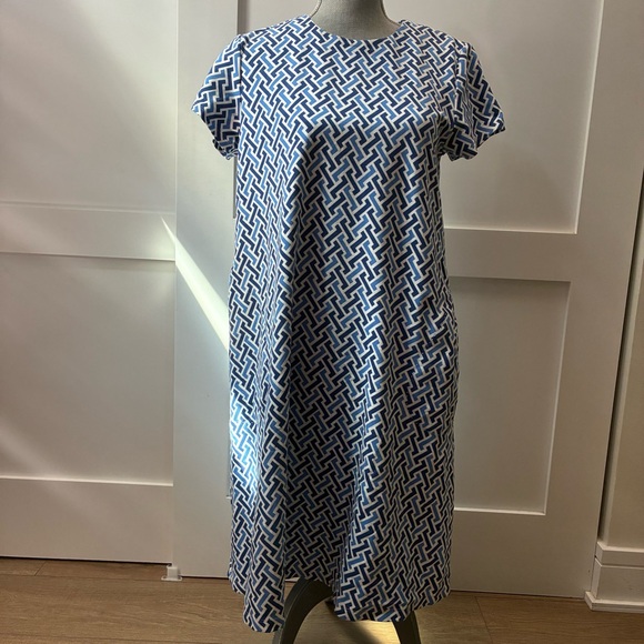 J. McLaughlin Blue and White Interlocking Pattern midi dress - Picture 2 of 9